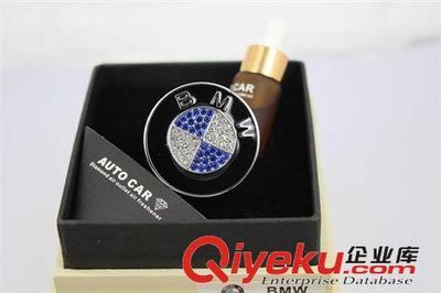 DAD鑲鉆出風(fēng)口 汽車標(biāo)志風(fēng)口香水 奔馳出風(fēng)口香熏 空調(diào)出風(fēng)口香水-饒平縣海山路士達汽車裝飾用品經(jīng)營部提供DAD鑲鉆出風(fēng)口 汽車標(biāo)志風(fēng)口香水 奔馳出風(fēng)口香熏 空調(diào)出風(fēng)口香水的相關(guān)介紹、產(chǎn)品、服務(wù)、圖片、價格饒平縣海山路士達汽車裝飾用品經(jīng)營部、汽車防爆膜;汽車改裝件;LED燈;汽車飾品;汽車香水;車載小電器;車衣